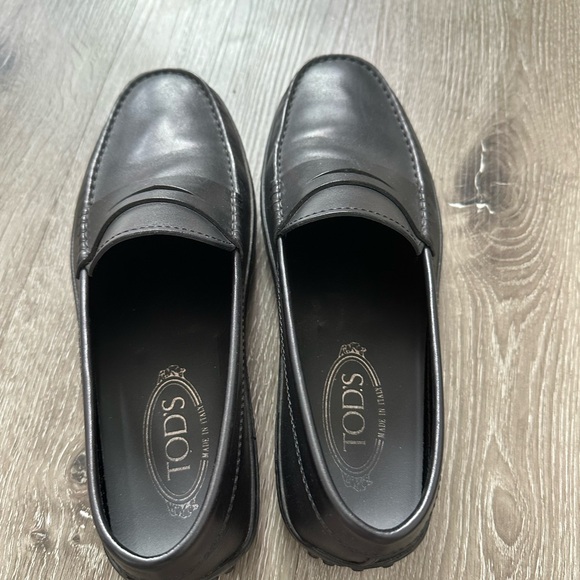 Tod's Men's Black Leather Slip-On Loafers - Picture 8 of 11